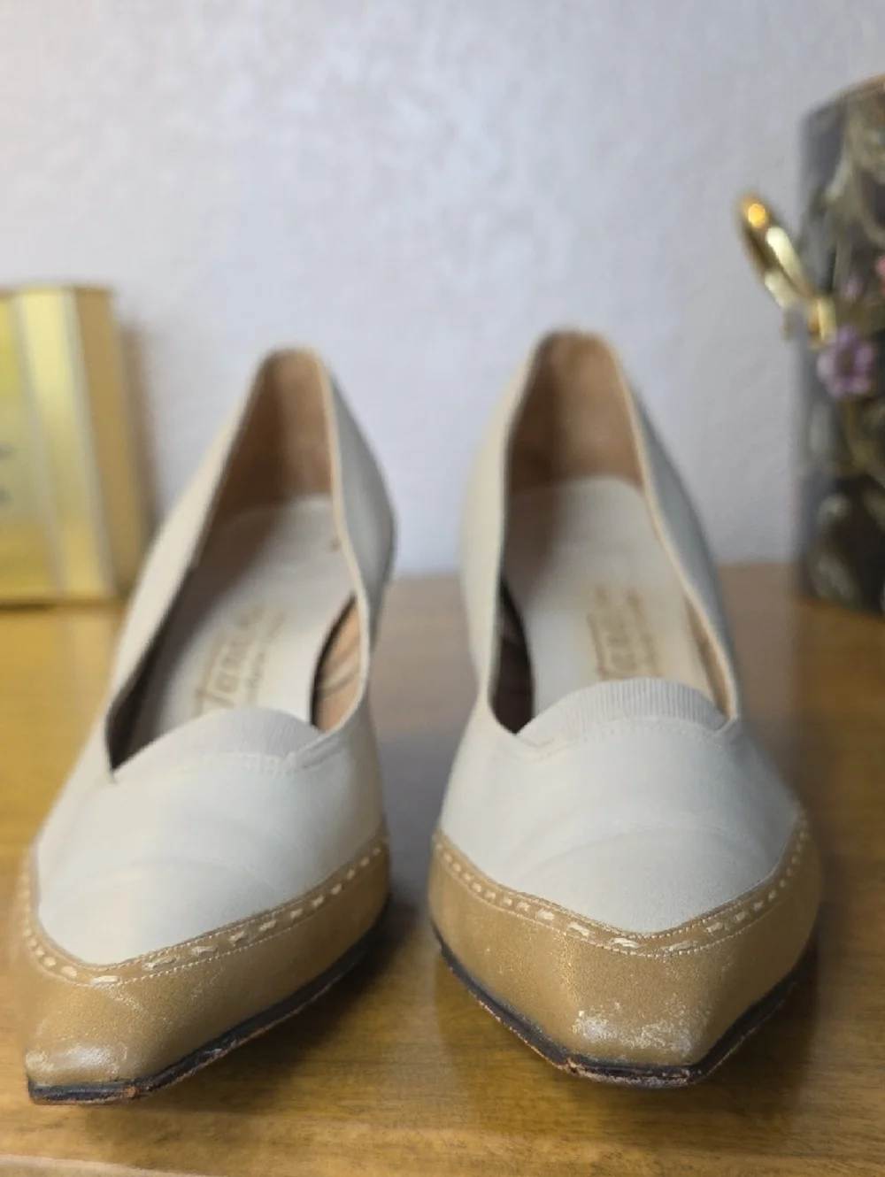 Vintage Cream Pointed-Toe Wood Heels with Tan Trim Cream Stitching 7.5